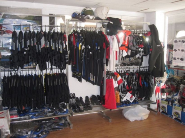  combinaisons et accessoires dans un magasin